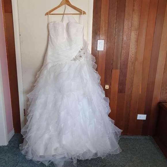 New Princess wedding dress size 12 with corset back, embellishments crinoline - Picture 1 of 11